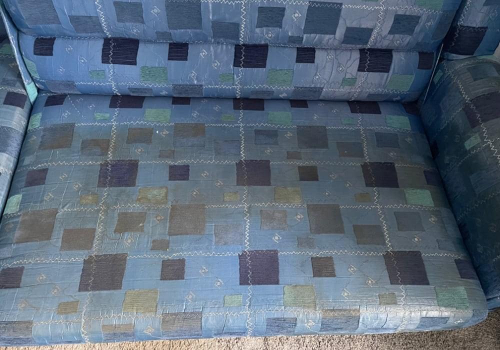 Почистити диван